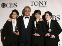 Elton John y parte del elenco de "Billy Elliot"